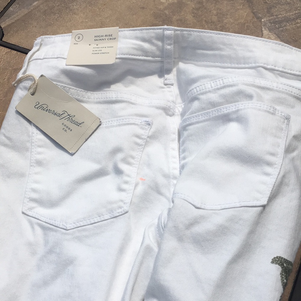 👖NWT Universal Thread Embroidered Crop Jeans👖 - Picture 4 of 6